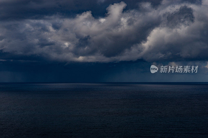 马略卡岛西海岸的雨云