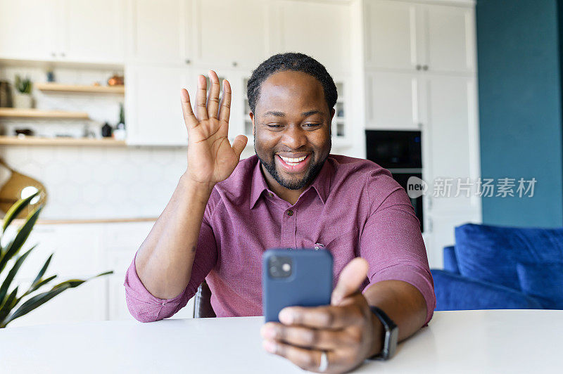 积极快乐的非裔美国人用智能手机打视频电话