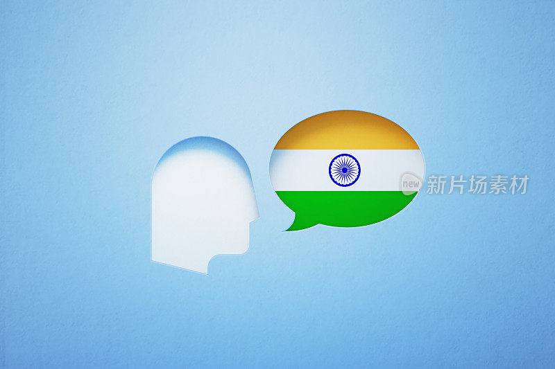 印度人学习和说话的概念-语音气泡形状纹理与印度国旗坐在旁边的一个切割出的人头在蓝色背景