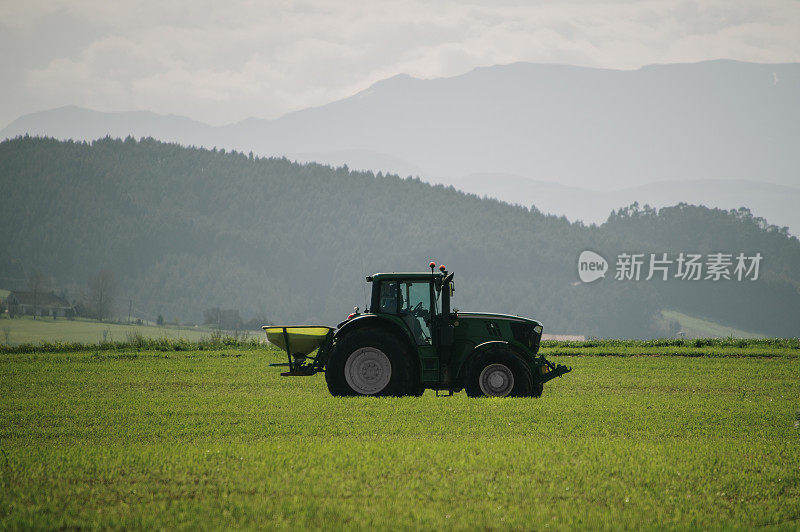 拖拉机在绿色的田野上