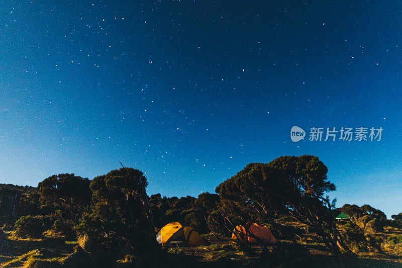 乞力马扎罗山地区百万颗星星下的露营地点