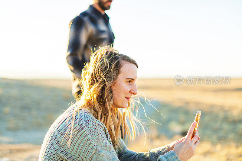 年轻的千禧夫妇和男孩的家庭户外在西科罗拉多系列照片