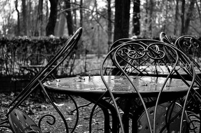 旧桌子和椅子在冬天休息，黑色和白色