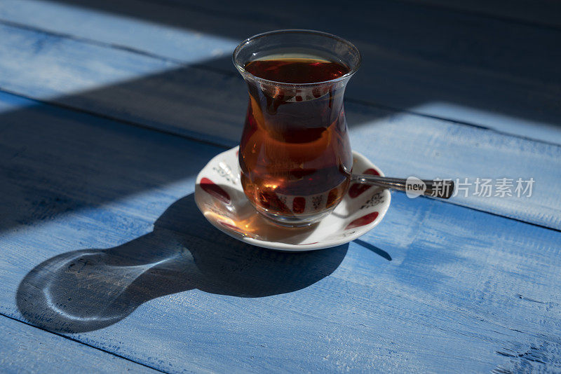 木制玻璃杯中的土耳其红茶