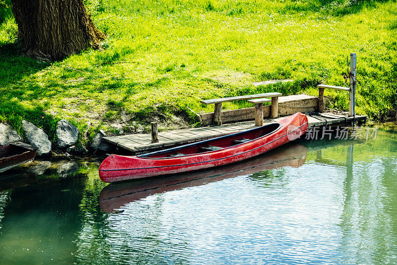河岸边有独木舟和小船