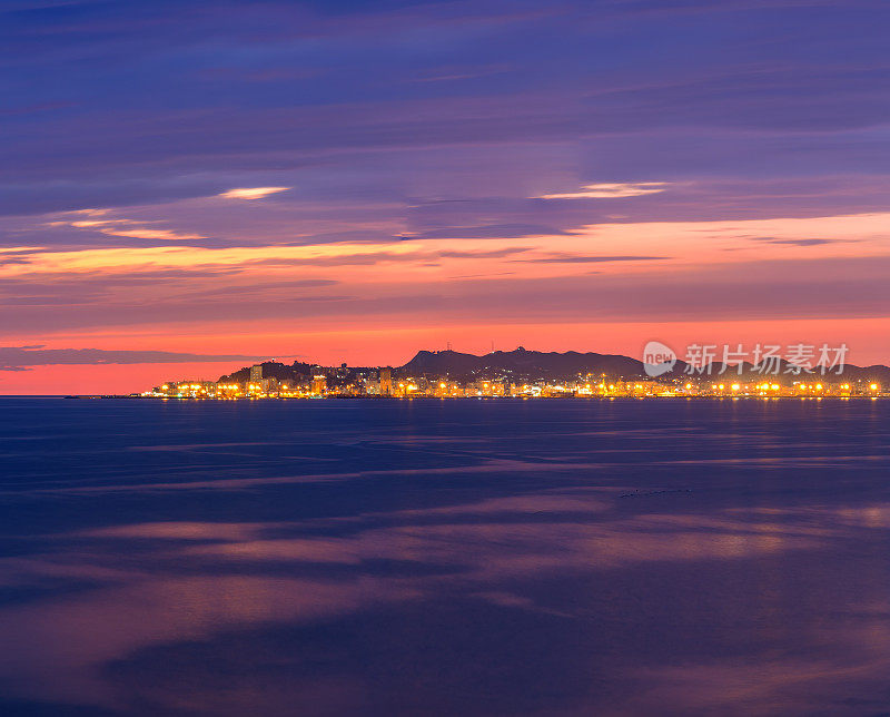 戏剧性的海景在都勒斯海滩的全景