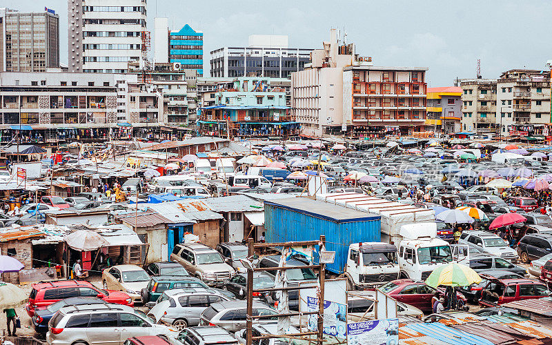 尼日利亚拉各斯繁忙的市场。