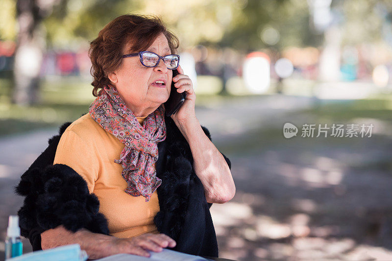 成熟的女人在打电话