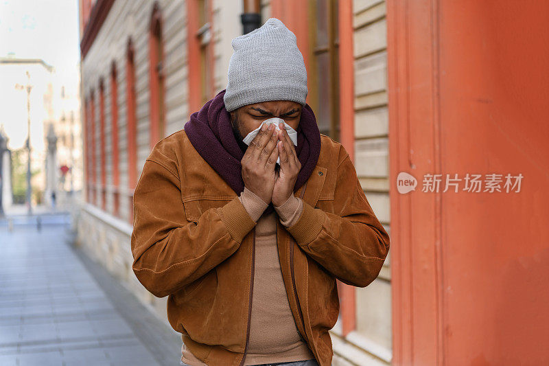 一名生病的非洲男子感染了流感病毒和高烧。