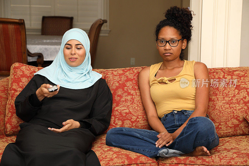 中东妇女和朋友换电视频道