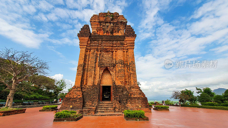 越南富彦省图和市仁汗山上的仁占塔。