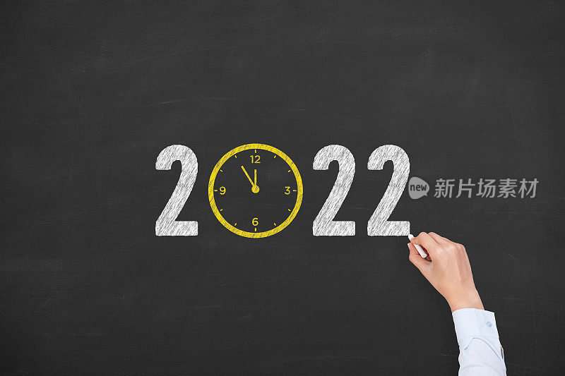 黑板背景上的2022年倒计时钟