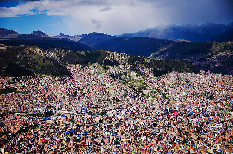 玻利维亚山区城市拉帕兹周围的房屋