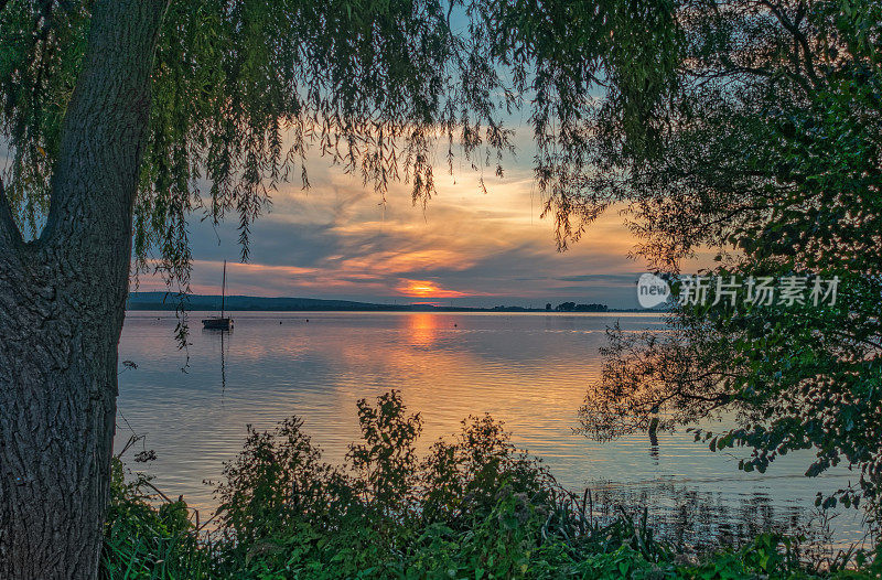 通过垂柳日落在湖施泰因胡德米尔，下萨克森州，德国