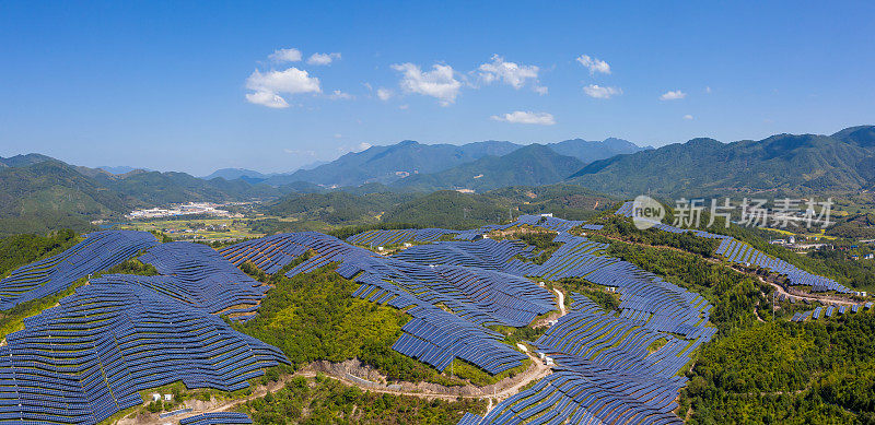 山顶太阳能农场的全景