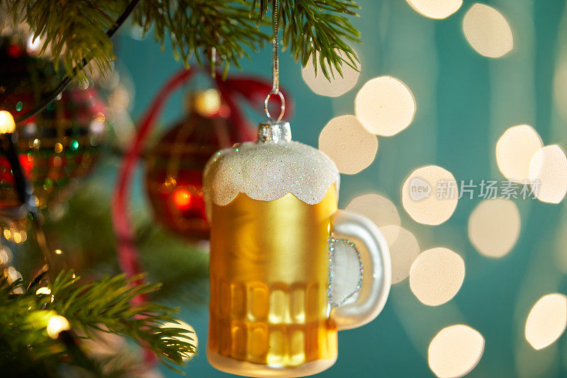 圣诞装饰与啤酒小玩意和节日灯