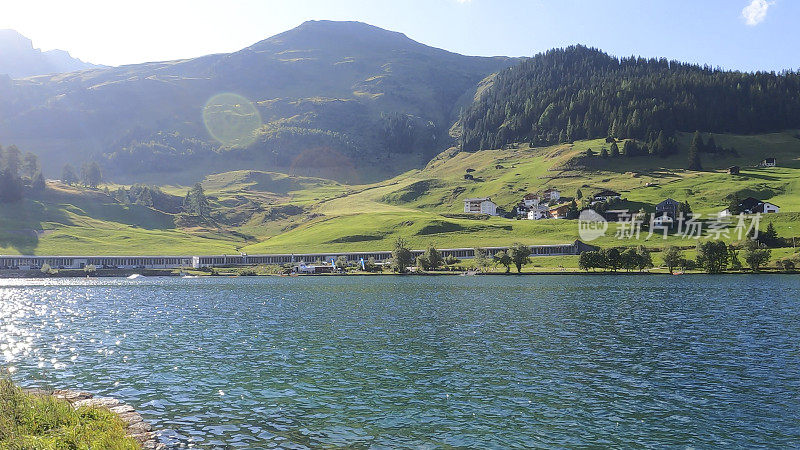 越过湖岸到山坡上的村庄的风景