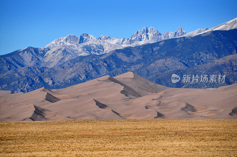 美国科罗拉多州大沙丘NP的布兰卡山脉山丘，中心的星星沙丘