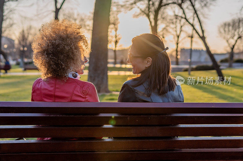女性朋友坐在公园的长椅上