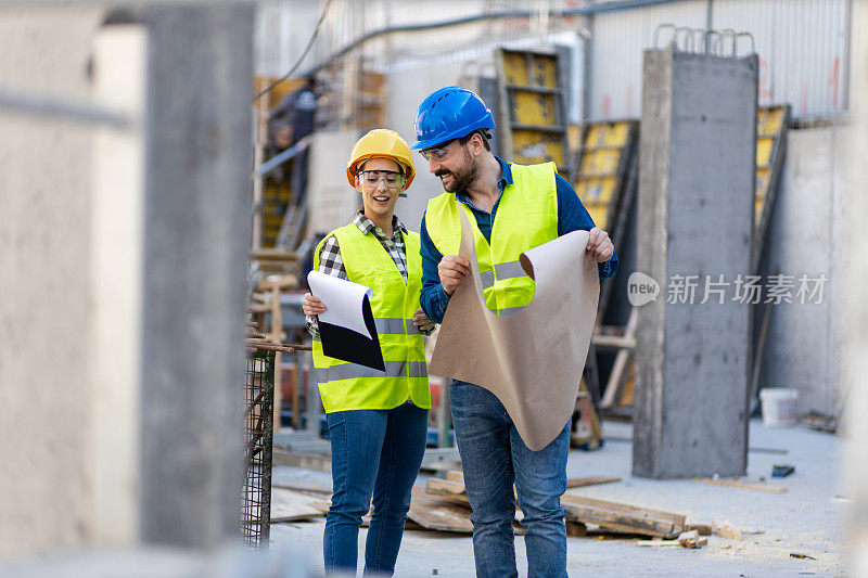 两个成年建筑工地经理在阅读施工文件