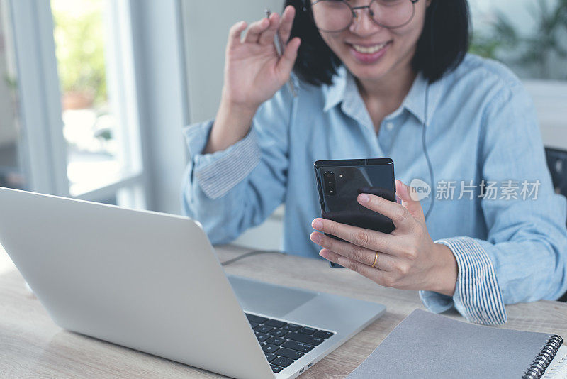 亚洲女商人通过手机进行facetime视频通话