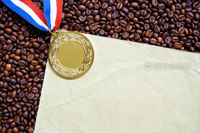 咖啡豆上有丝带的金牌