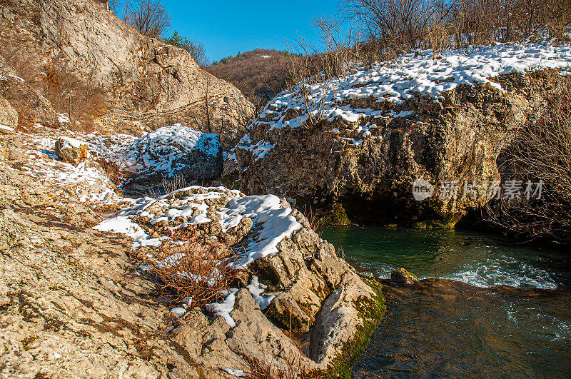 冬季山地景观，河流积雪和树木，最喜欢野餐的地方