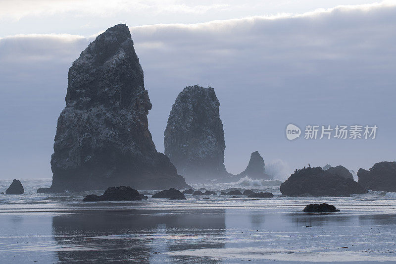 坎农海滩波涛汹涌