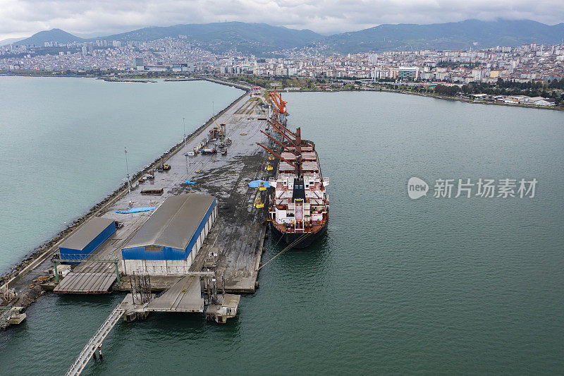 航拍散货船在国际港口的景象。