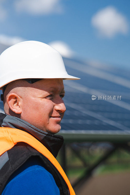 在太阳能电池板发电厂，光伏电池园区，绿色能源概念工作的督察工程师。