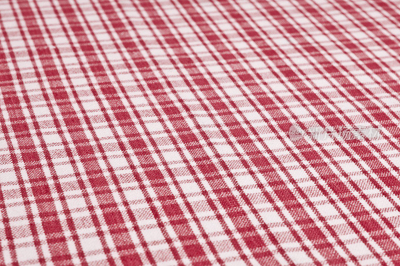 一个红白图案的桌布的特写