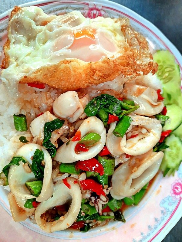 香辣鱿鱼罗勒饭煎蛋-泰国街头小吃。