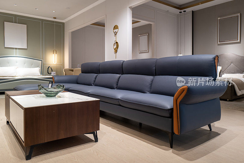 简约风格的客厅风格，餐桌与沙发的搭配合理