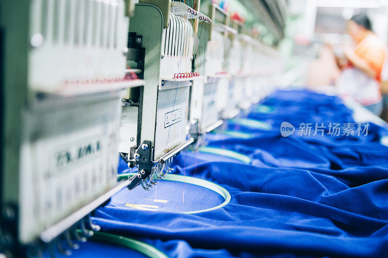 一家现代化的、全自动的、用于工业纺织或服装制造的高科技缝纫工厂关闭了。电脑刺绣。