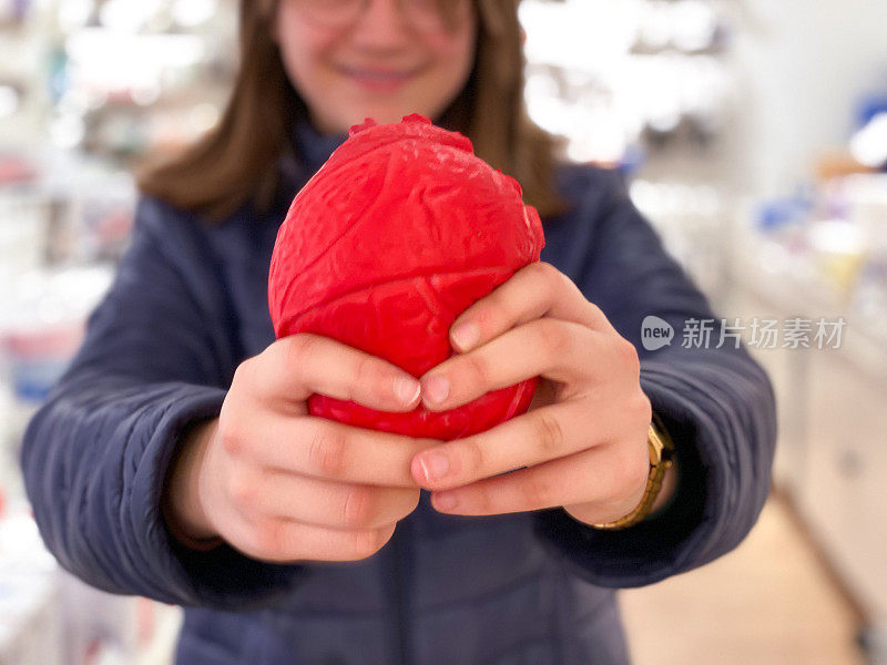 十几岁的孩子手里拿着笑话绒毛心