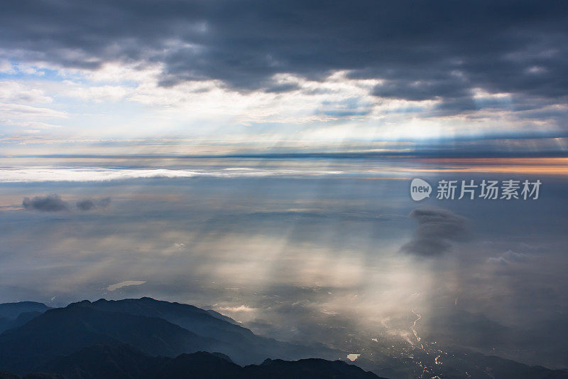 云和山景，峨眉山清晨