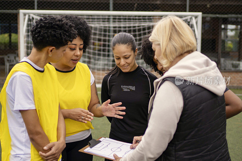教练指导女足球运动员