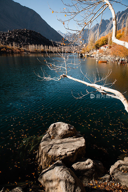 巴基斯坦喀喇昆仑山脉中的湖泊风景