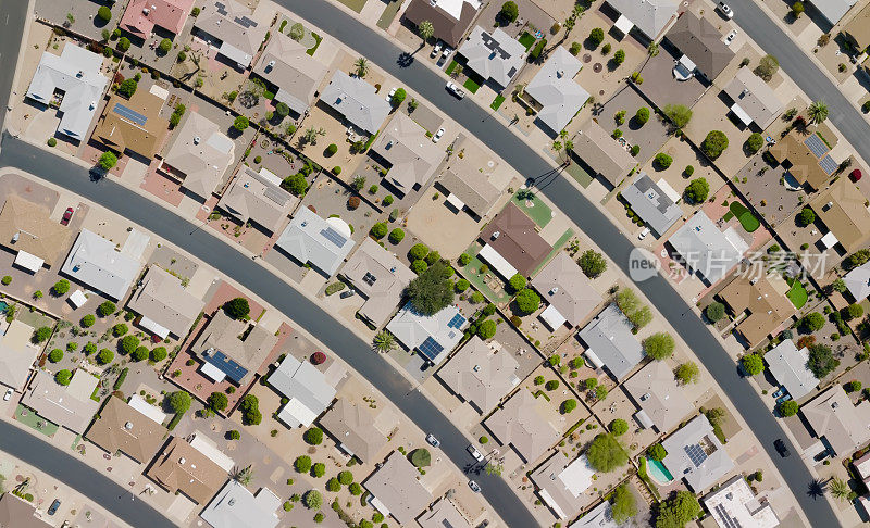 亚利桑那州太阳城房屋的高角度鸟瞰图