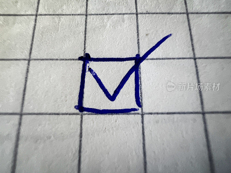 一张方格纸的微距图像，带有一个已完成的符号。