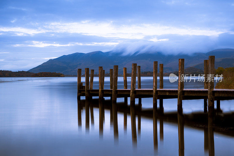 黄昏时分，在Derwentwater登陆，在Skiddaw，湖区国家公园，坎布里亚，英格兰，英国，欧洲