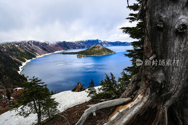 火山口湖在雾中