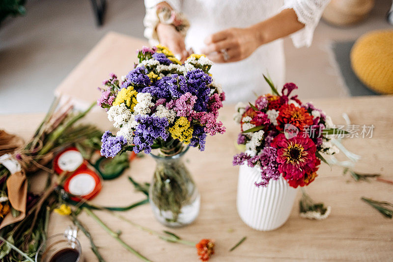 制作花卉装饰品的妇女