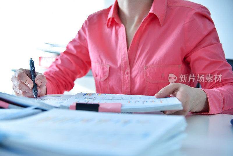 女会计每年更正商业报告或财务分析报告。
