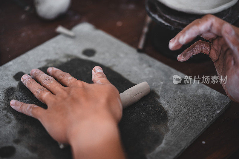 观女手作品用陶土制作未来陶瓷板，陶瓷艺术家在现代陶艺作坊制作班手建筑，创意人士手工设计