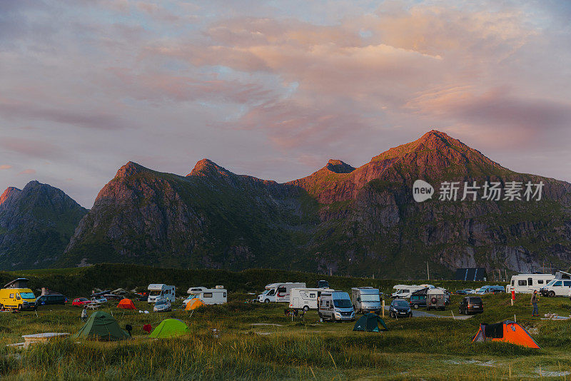 午夜太阳在罗浮敦群岛风景优美的海滩露营地