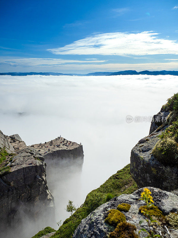 挪威吕瑟峡湾的讲道坛岩石被雾覆盖的垂直镜头