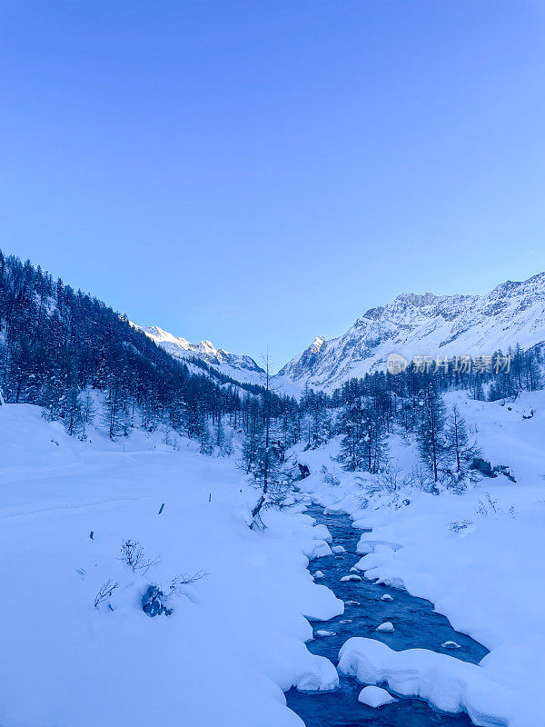 在瑞士白雪皑皑的山脉中流淌的河流