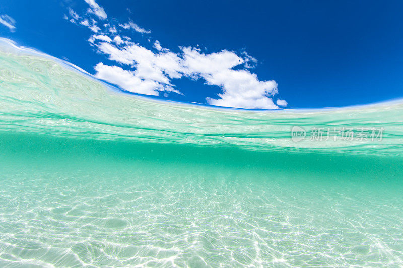 在海滩上清澈的蓝色海水和晴朗的蓝天的分割图像