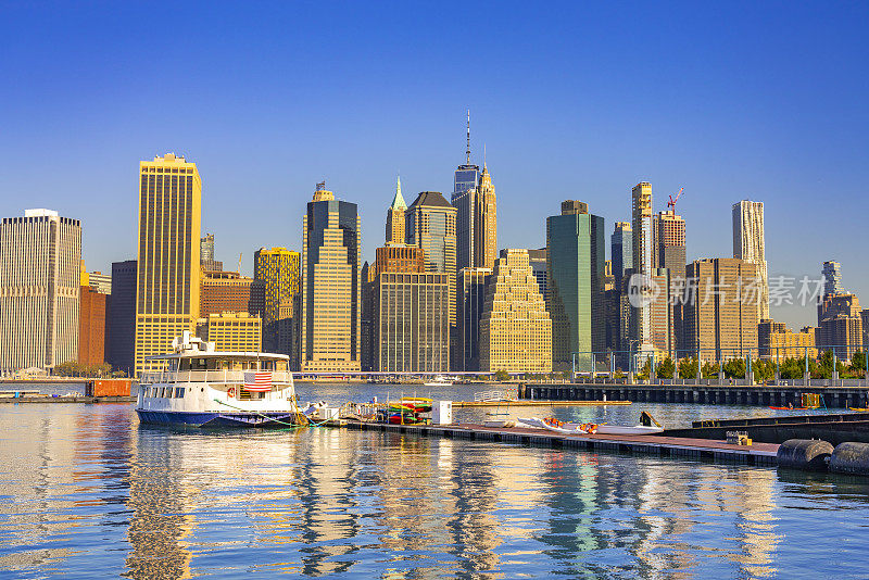 早上从布鲁克林俯瞰世界贸易中心一号大楼、曼哈顿市中心和摩天大楼。